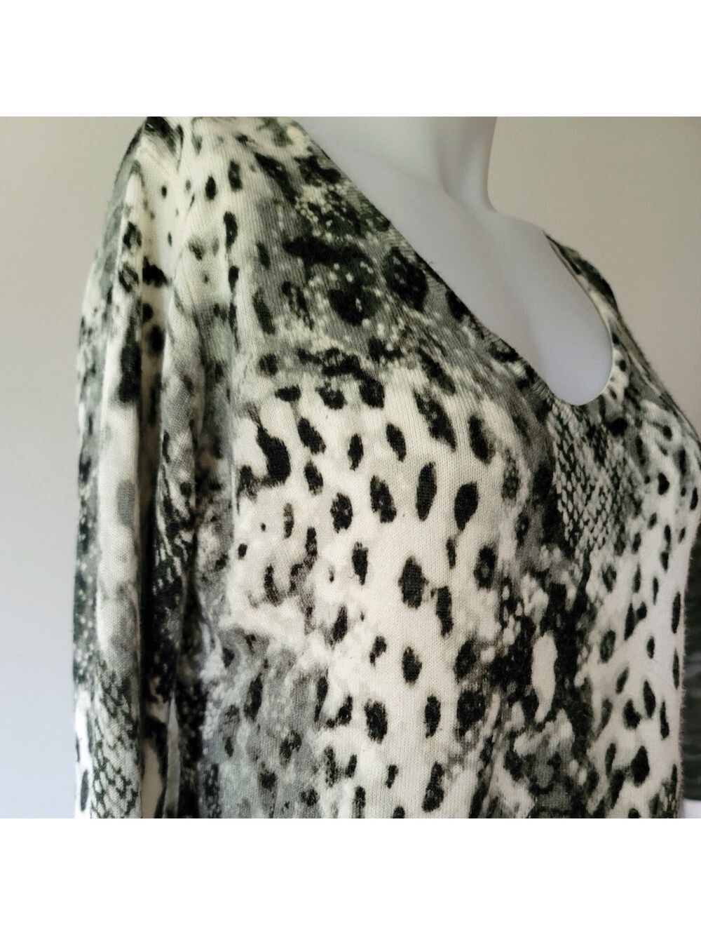 Jones Studio Women's Animal Print V-Neck Pull-Over Sweater Size L
